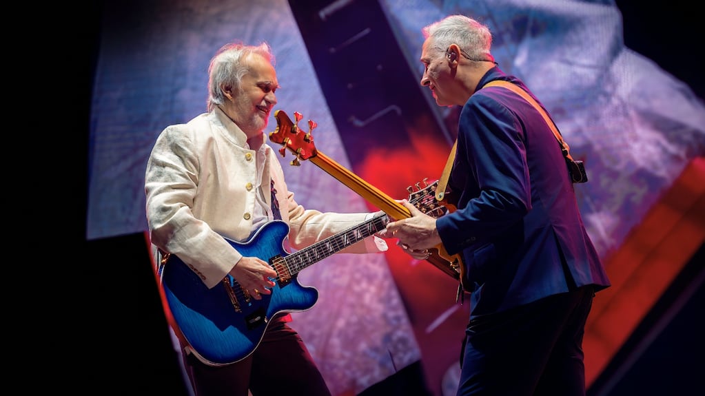 David Lebón y Pedro Aznar en un show de Serú Girán