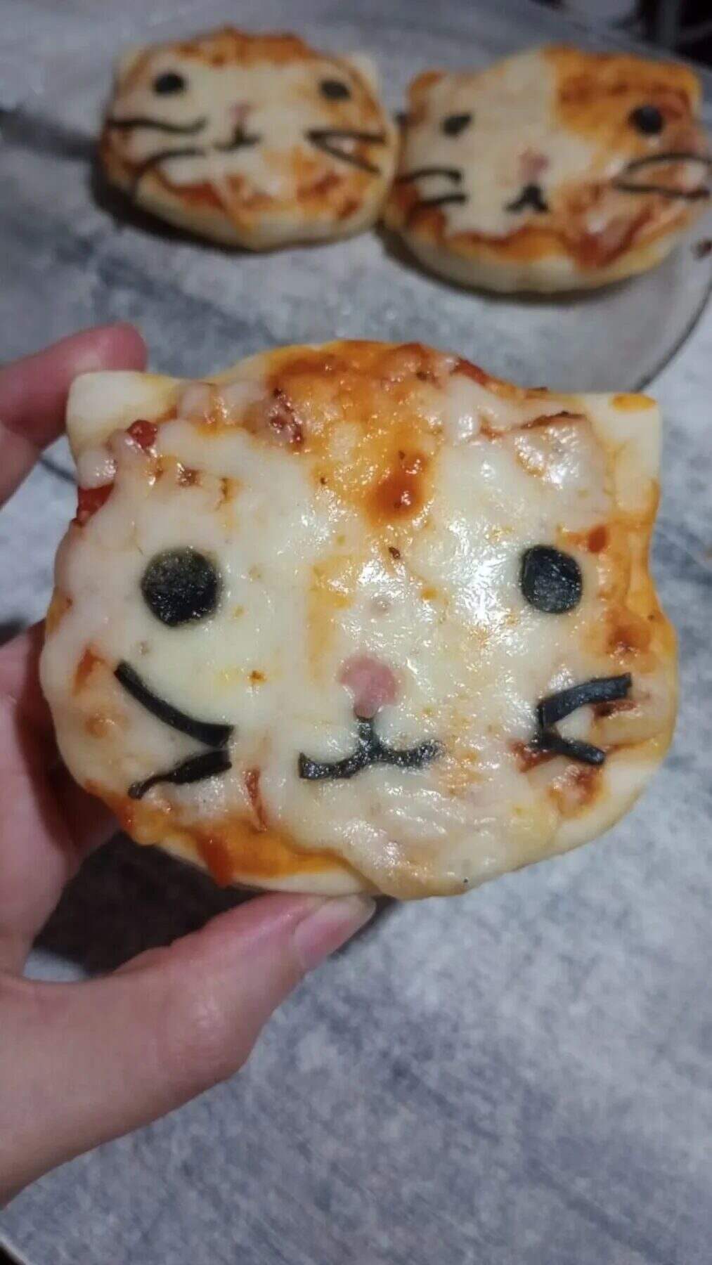 Pizza con forma de gato, presentada por Ashi Reyes