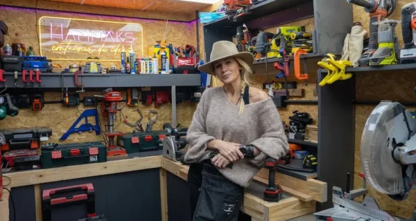 Bárbara Cudich trabajando en carpintería