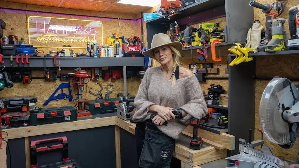Bárbara Cudich trabajando en carpintería