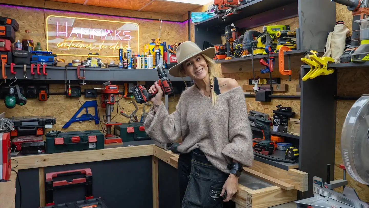 Bárbara Cudich, la 'Barbie carpintera', sonríe en su taller de carpintería rodeada de herramientas