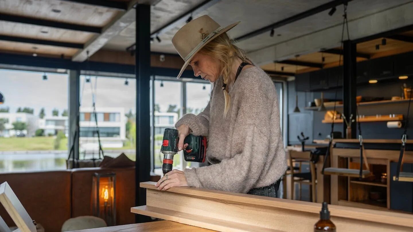 Bárbara Cudich, la 'Barbie carpintera', trabajando en un taller de carpintería