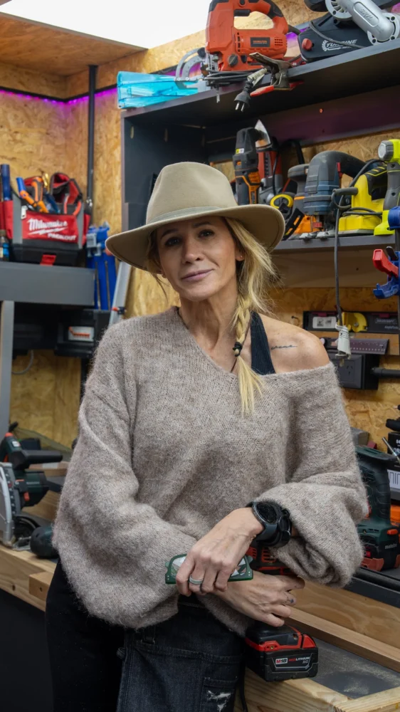 Bárbara Cudich, la 'Barbie carpintera', en su taller de carpintería rodeada de herramientas
