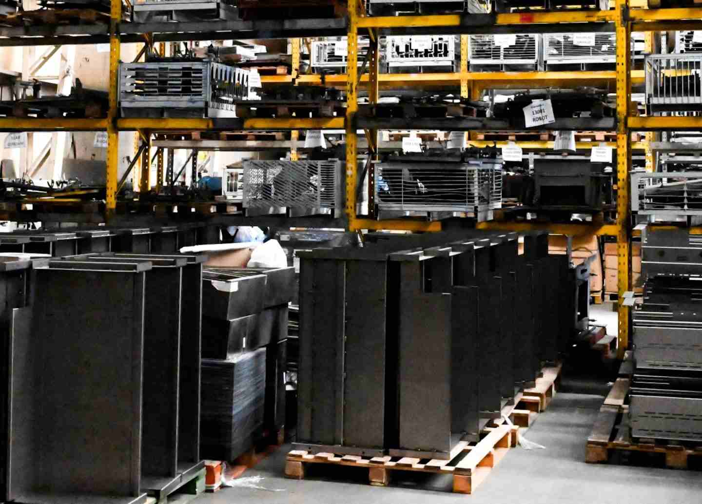 Fábrica de parrillas Tromen con estantes llenos de productos en un ambiente industrial
