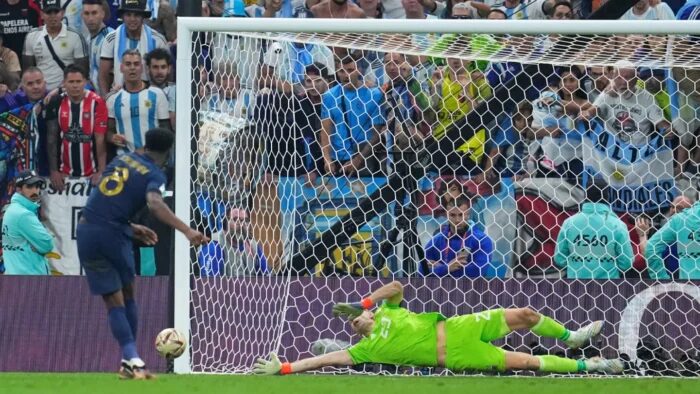 Un jugador lanza un penalti mientras el portero argentino se prepara para detenerlo