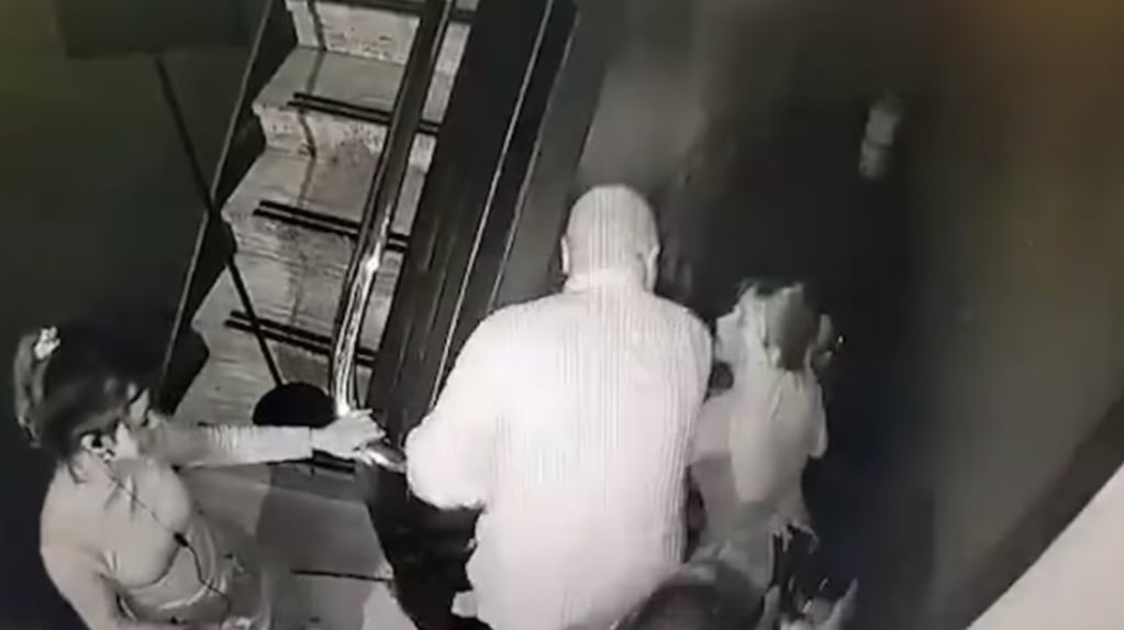 Captura del momento de la agresión en un bar de Microcentro