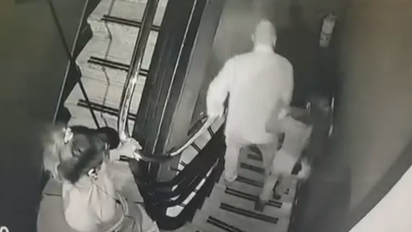Cámara de seguridad muestra a un hombre y una mujer en una escalera de un bar