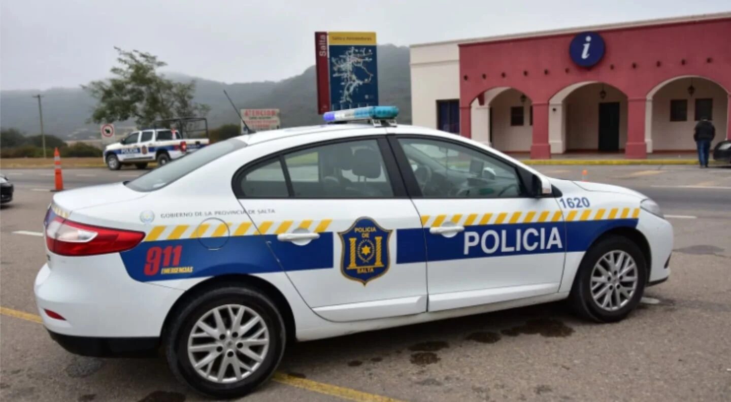 Vehículo policial en Salta frente a un centro de información