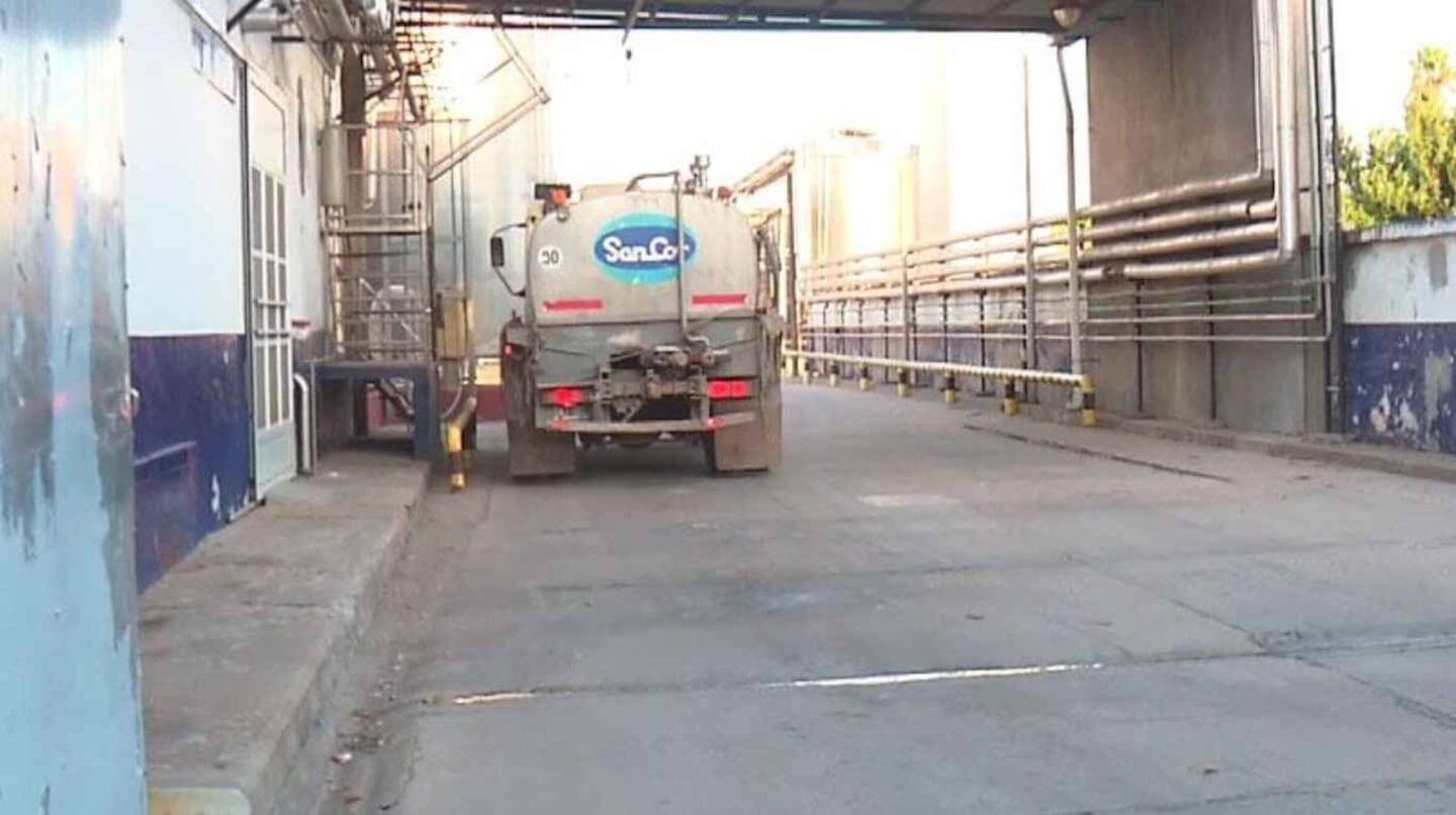 Camión de SanCor en la planta de producción láctea