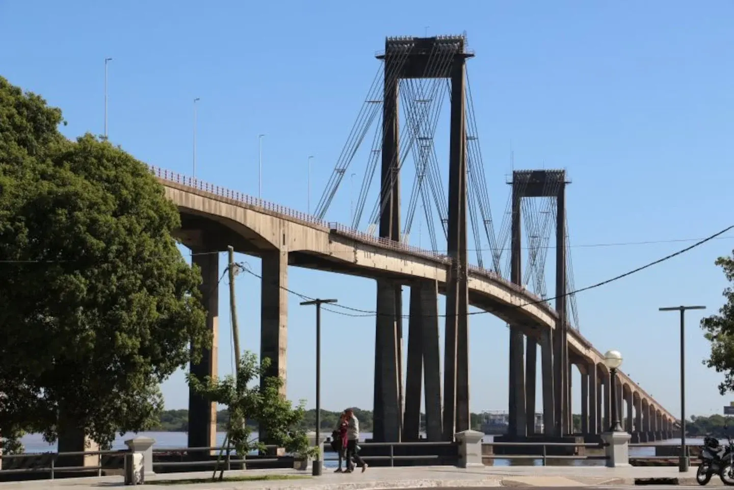 Puente sobre el río Paraná en Corrientes, Argentina
