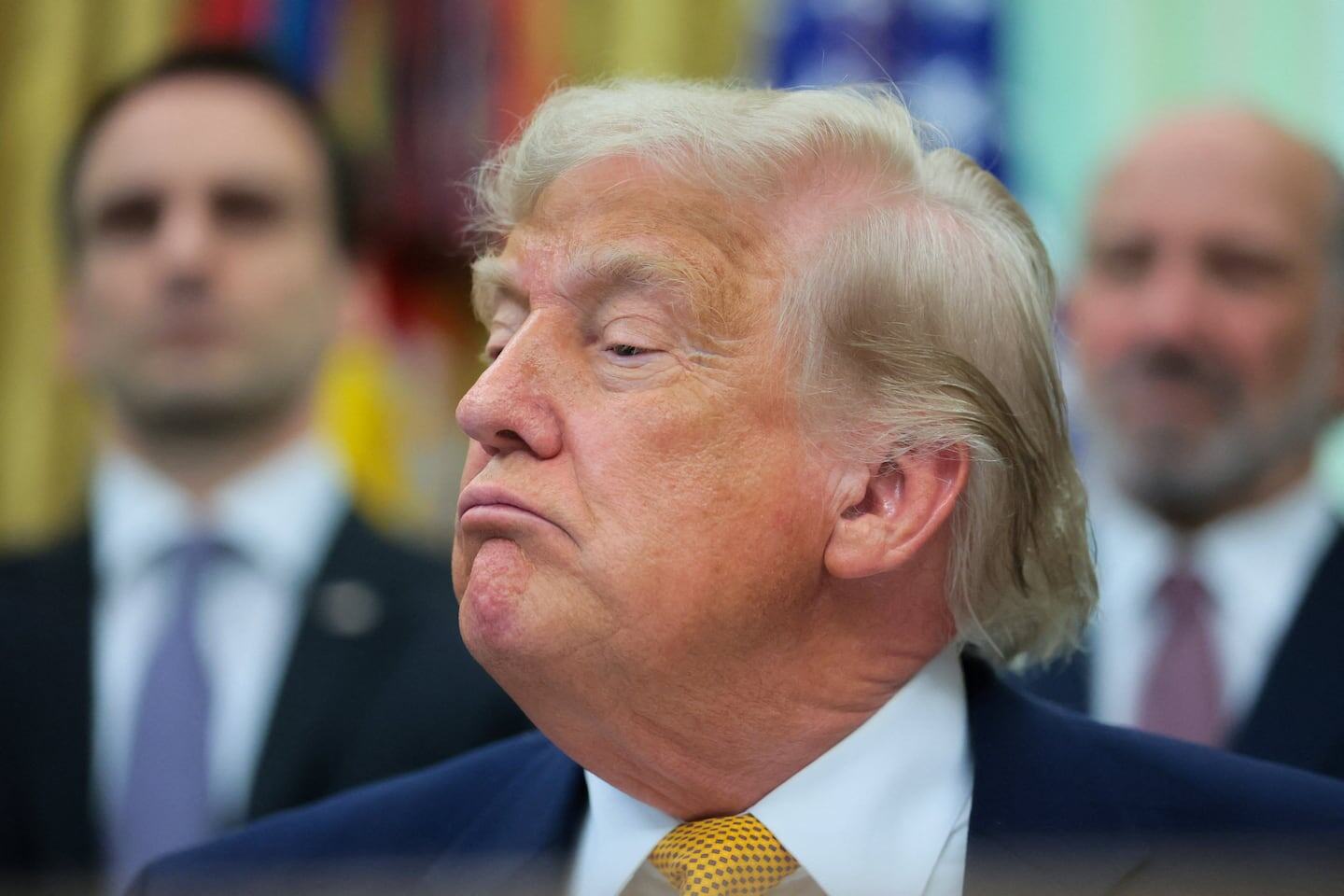 Donald Trump con expresión de desconfianza durante un evento en la Casa Blanca