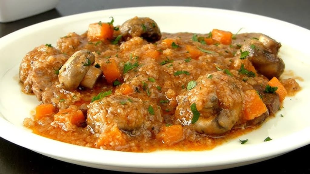 Fricandó, guiso catalán con hongos y carne