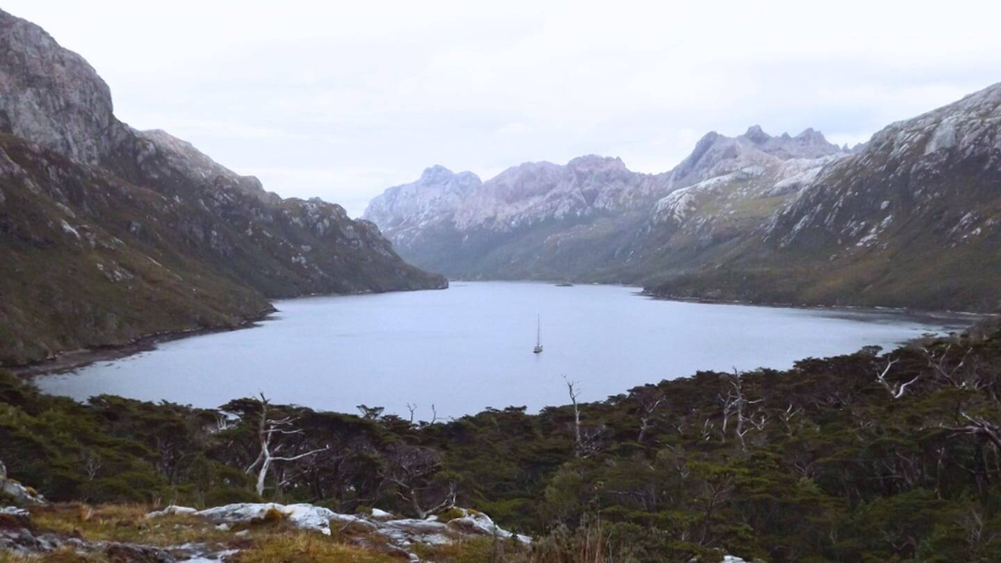 Vista panorámica de la Isla de los Estados en Argentina con montañas y un barco en la bahía