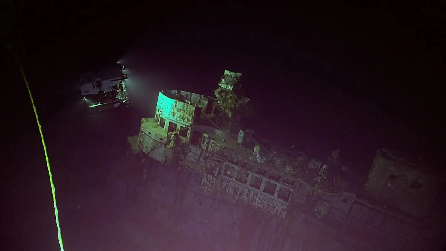 Vista submarina del portaaviones USS Yorktown, donde se encontró un Ford Super Deluxe Woody de 1941