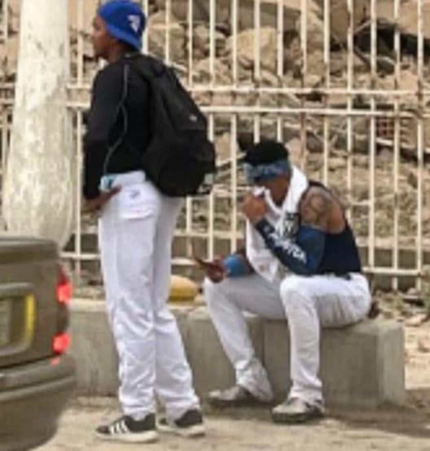Beisbolistas venezolanos del equipo Delfines de La Guaira en un lugar afectado por el colapso de un hotel tras terremotos