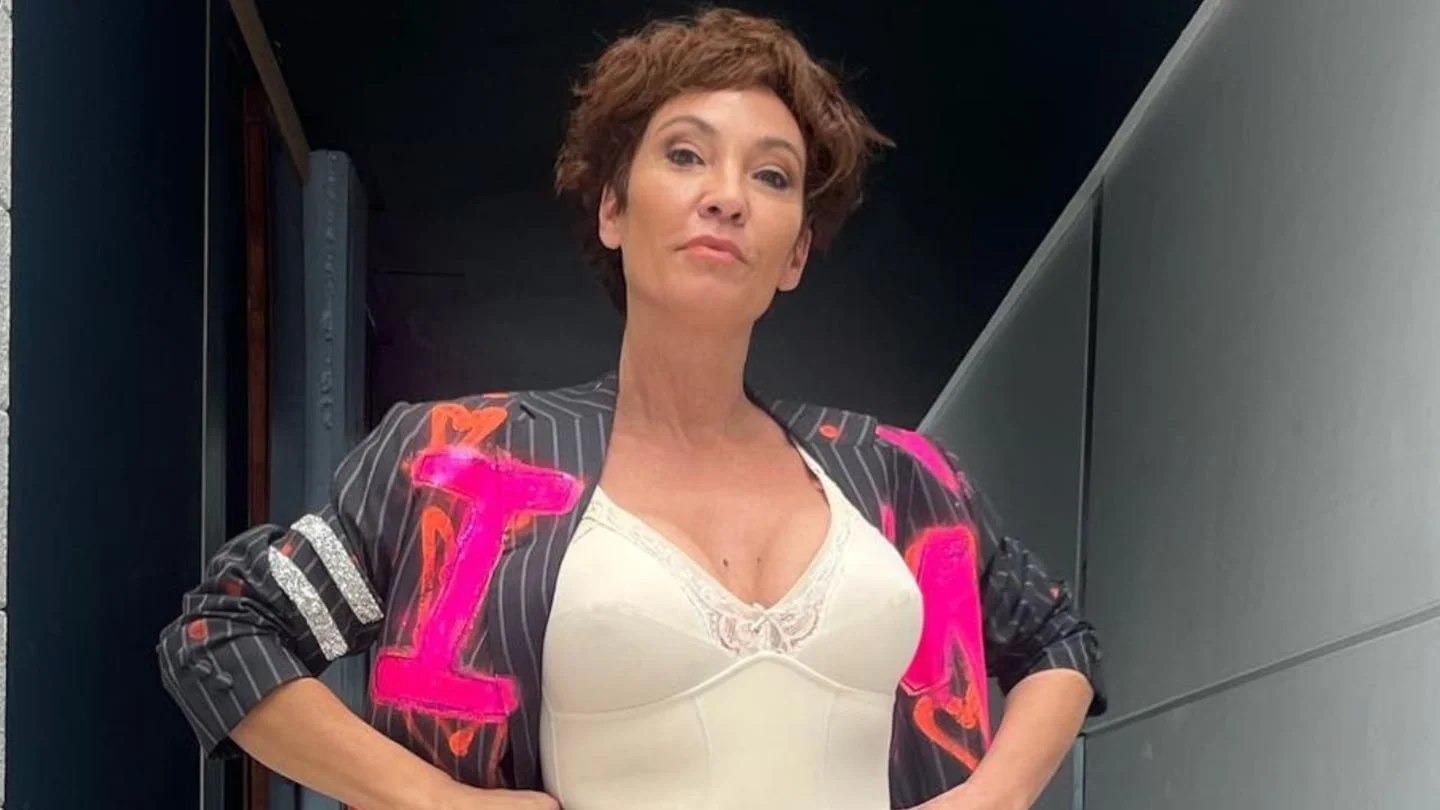 Ernestina Pais posando con una chaqueta colorida y una blusa blanca