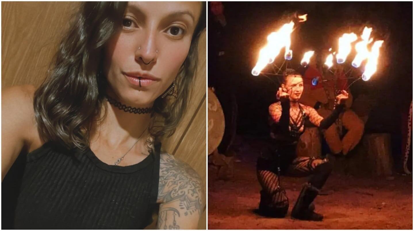 Mujer con tatuajes y vestimenta oscura realizando un espectáculo de fuego