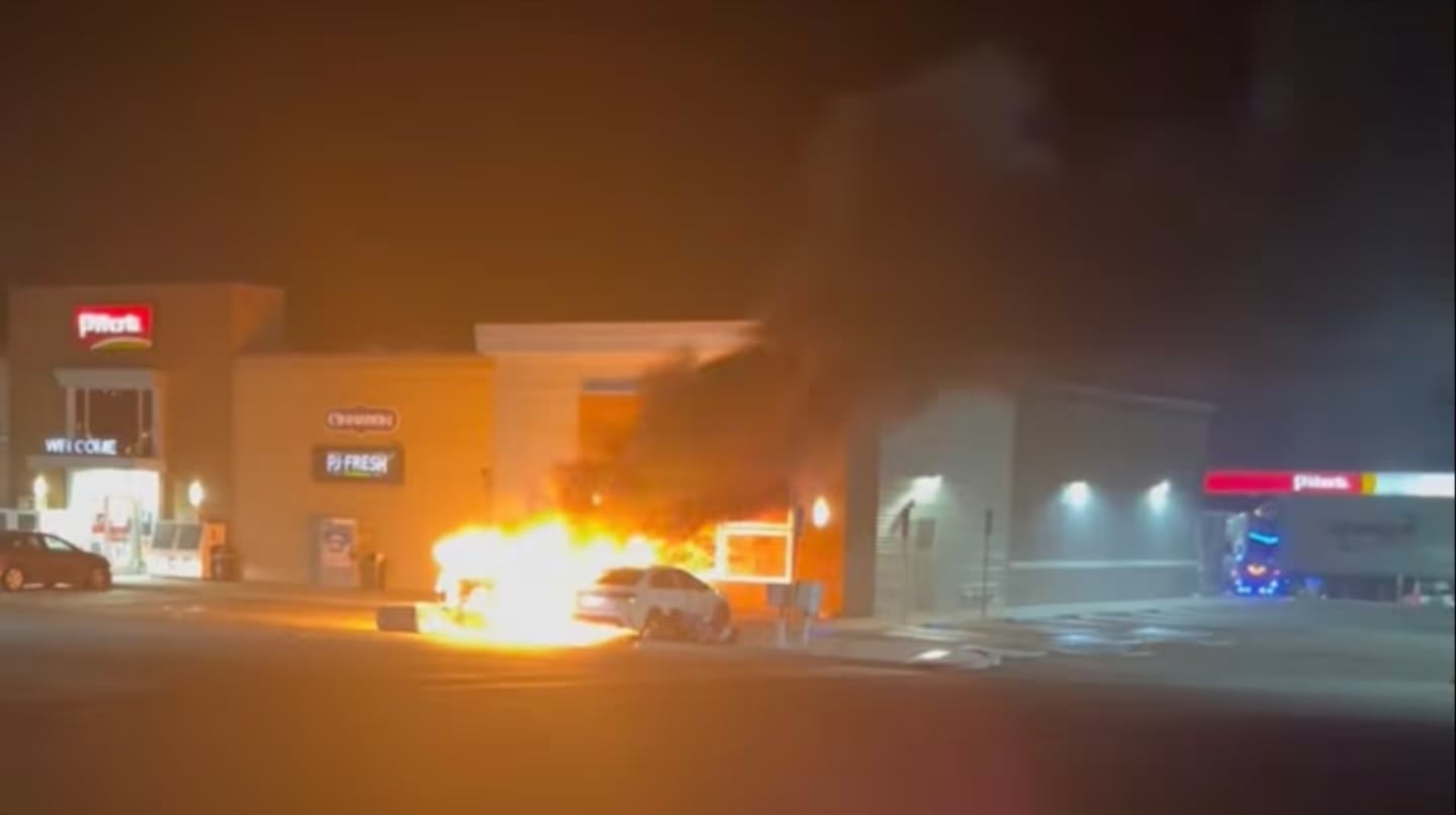 Incendio en un auto en una estación de servicio en California
