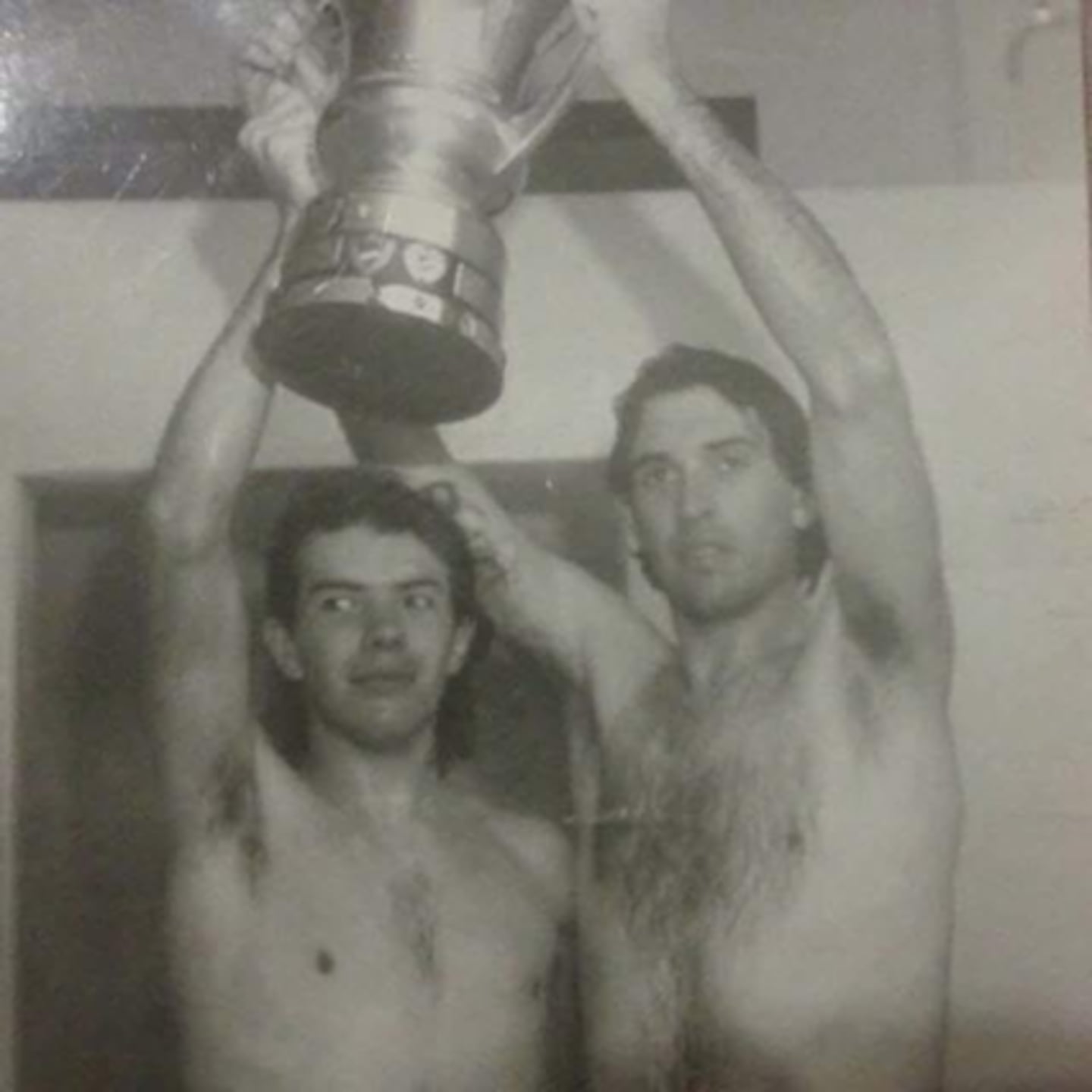 Jorge 'Garda' Sánchez y un compañero levantando un trofeo en una celebración deportiva