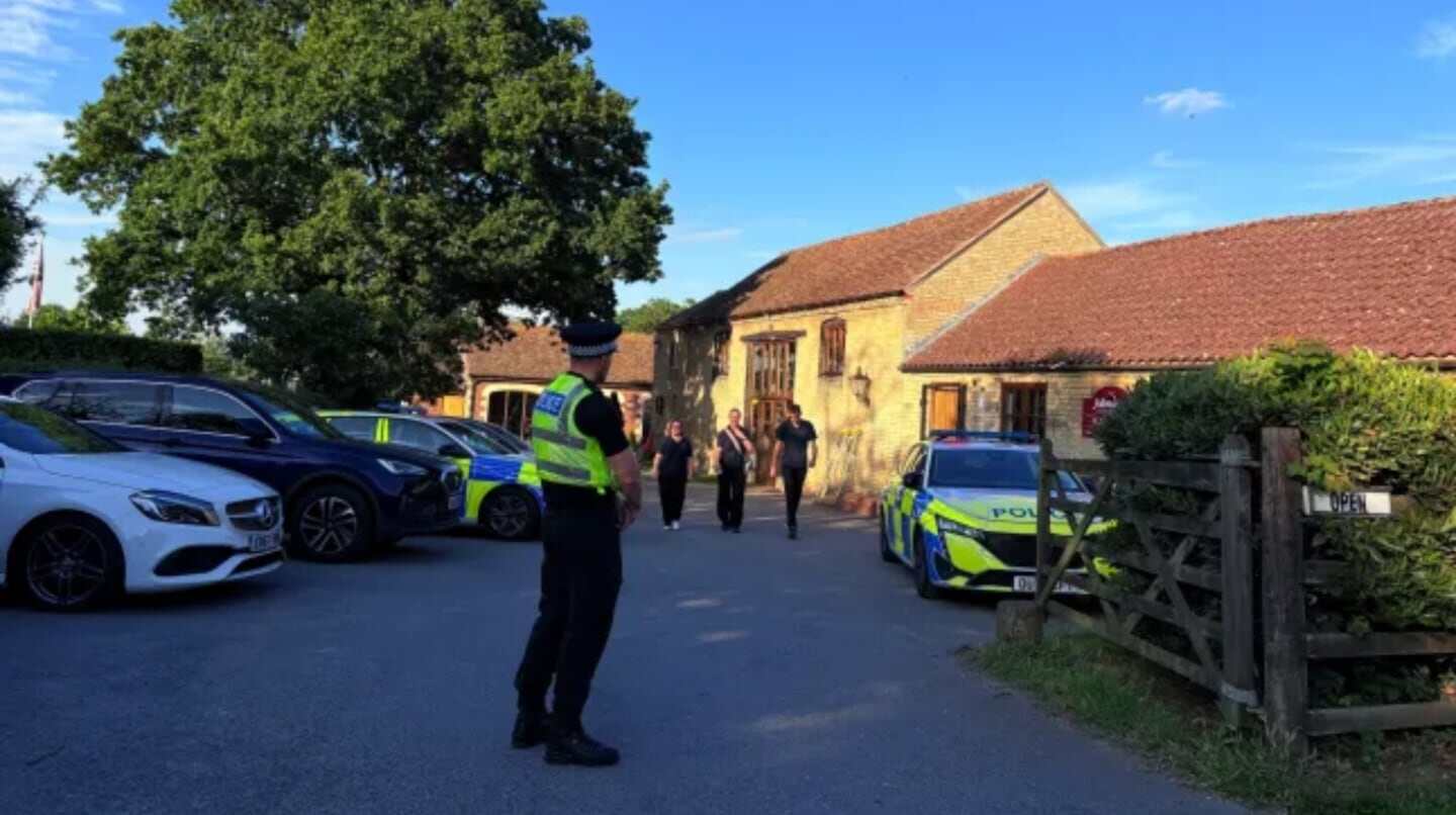 Policías y vehículos de emergencia en el zoológico de Johnson's of Old Hurst en Cambridgeshire