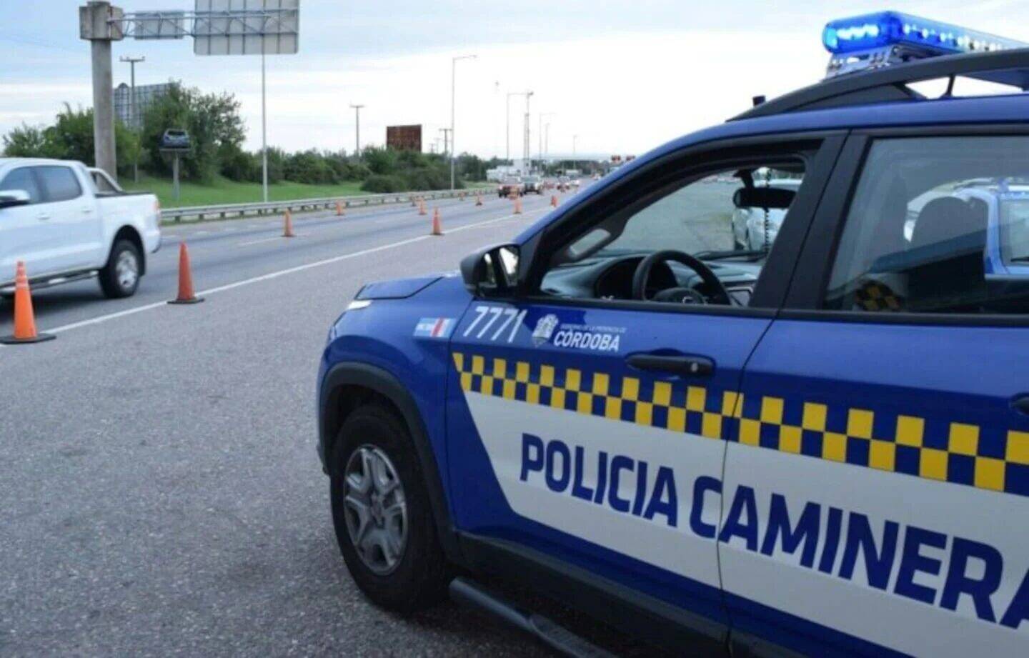 Vehículo de la Policía Caminera en una carretera de Córdoba con conos de señalización