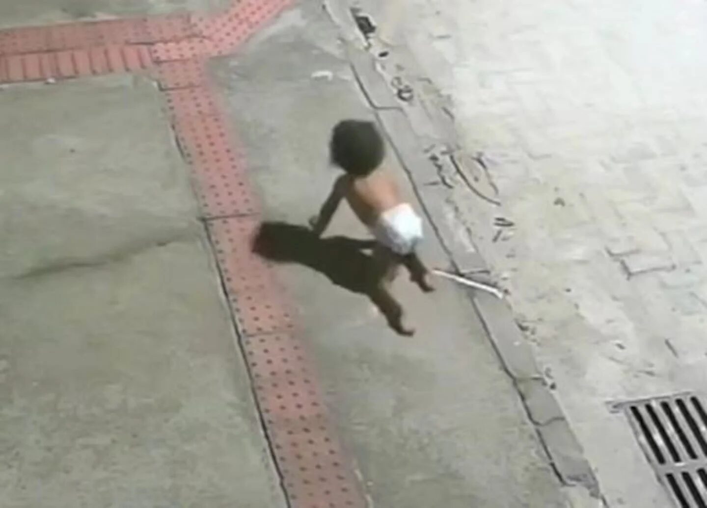 Bebé gateando solo en la calle