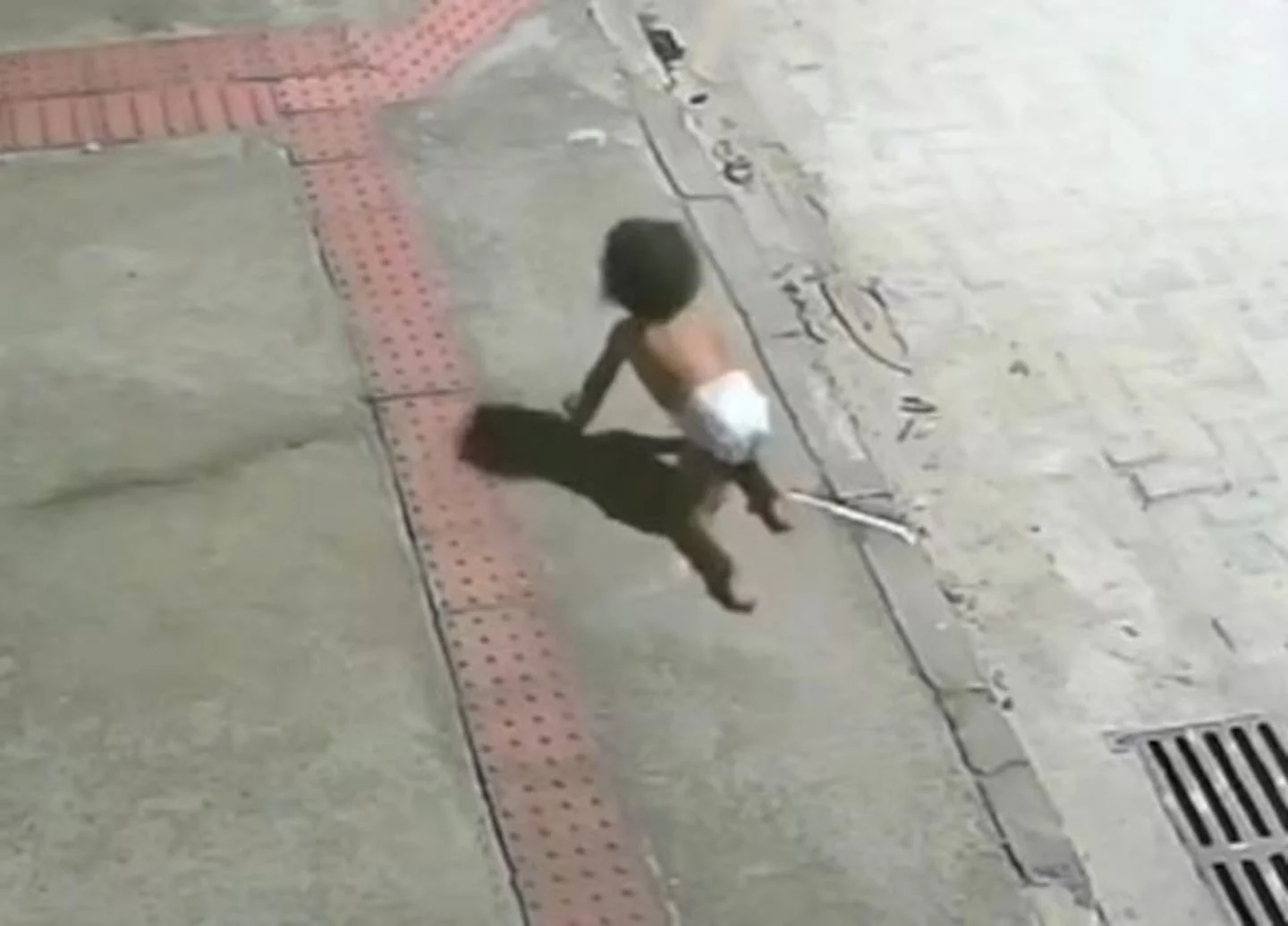 Bebé gateando solo en la calle