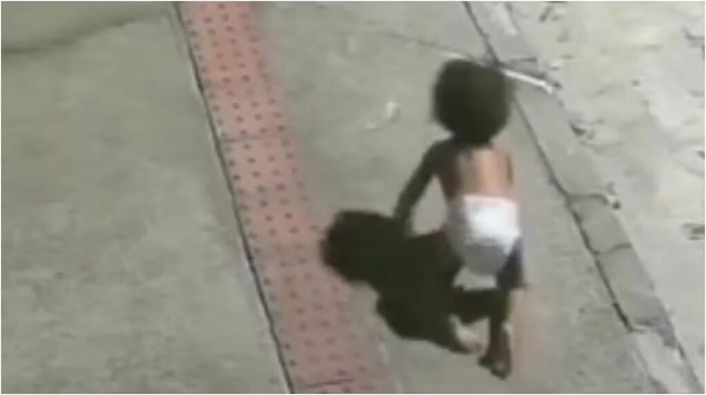 Bebé gateando sola en la calle en Brasil