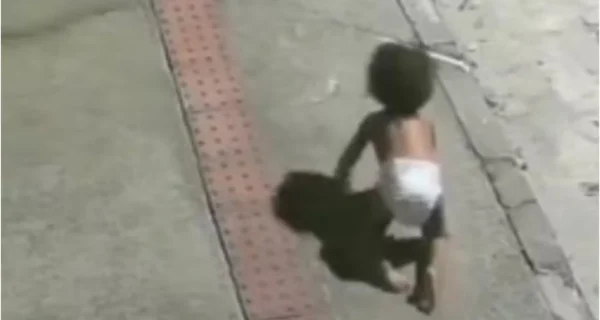 Bebé gateando sola en la calle en Brasil