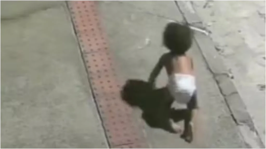 Bebé gateando sola en la calle en Brasil