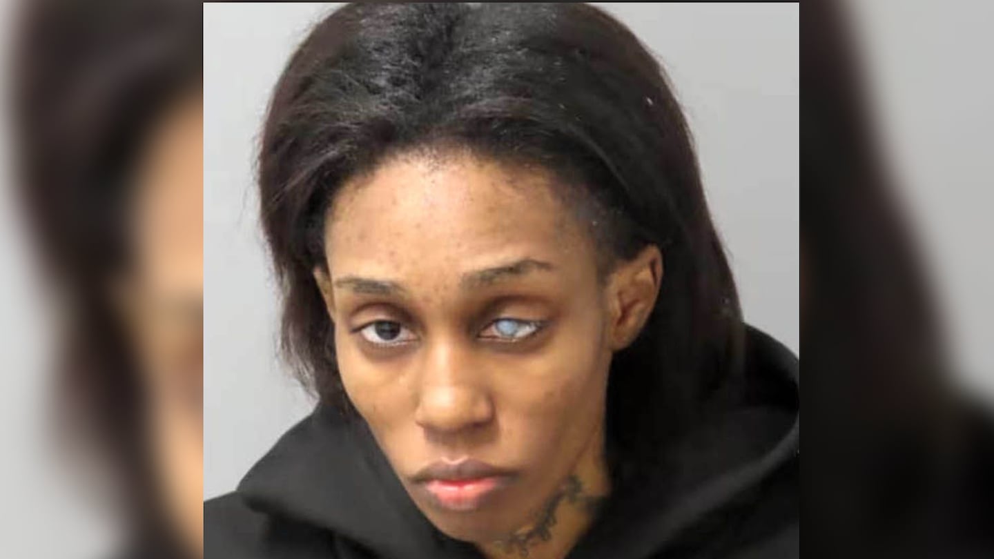 Mugshot de Sausha Myers, madre arrestada tras la muerte de su hija por desnutrición en EE. UU