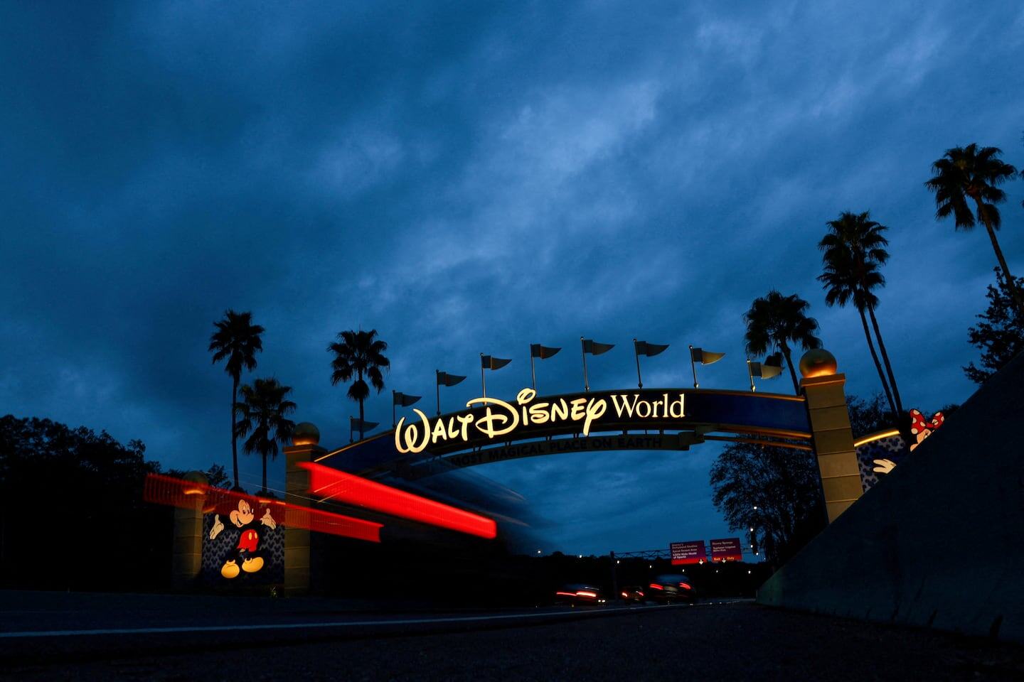 Entrada de Walt Disney World con cielo nublado al atardecer