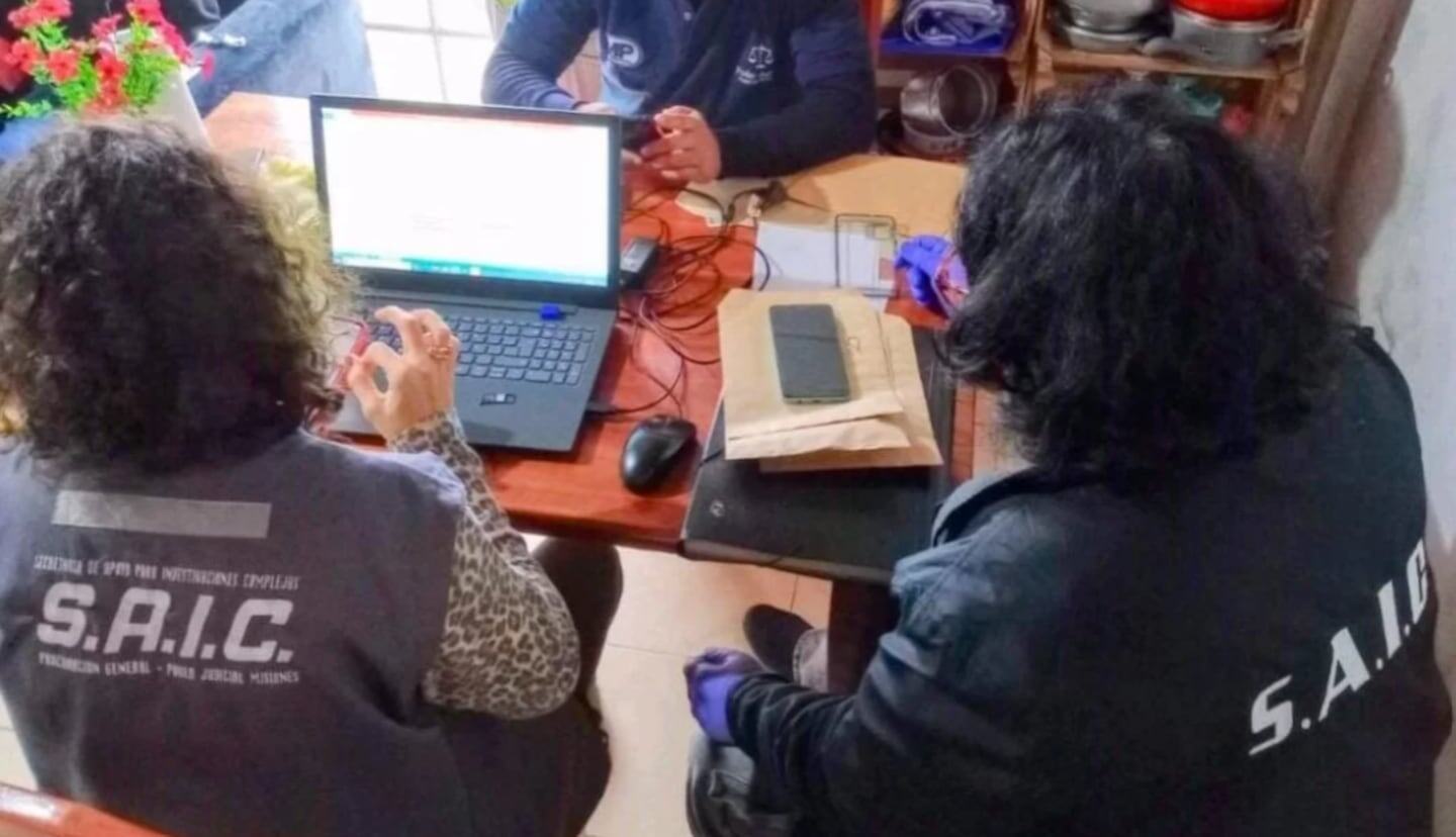 Operativo policial en Misiones con agentes revisando dispositivos electrónicos