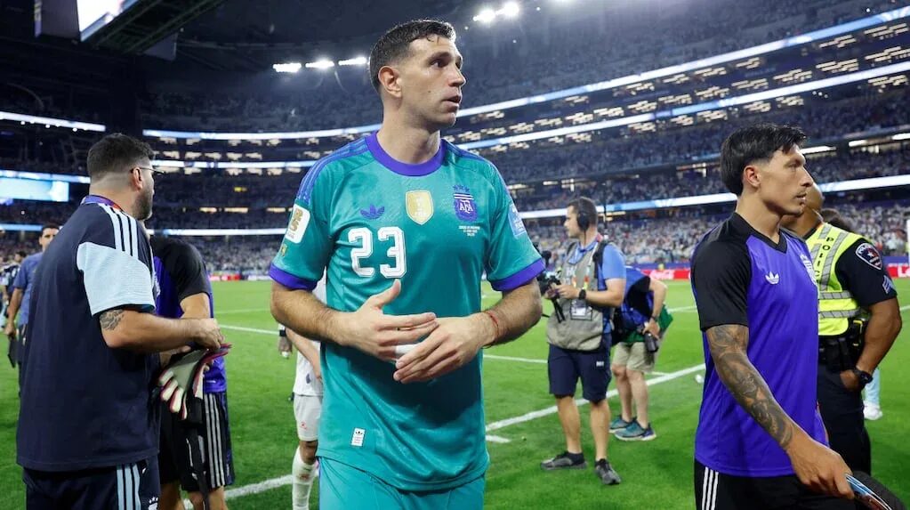 Dibu Martínez en acción durante el Mundial 2026