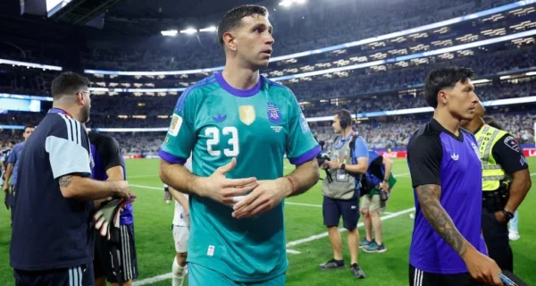 Dibu Martínez en acción durante el Mundial 2026