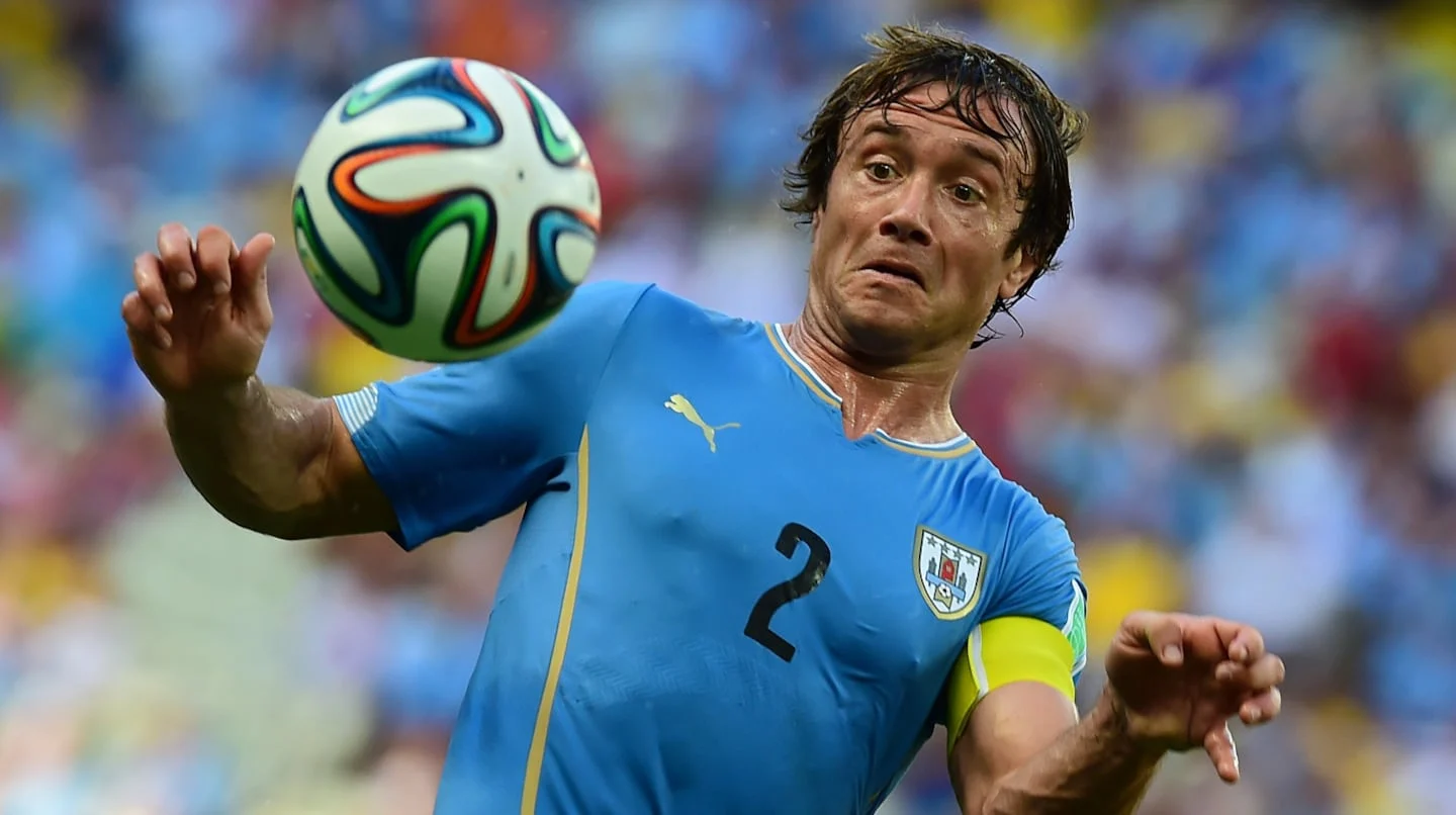 Diego Lugano en acción durante un partido con la selección uruguaya