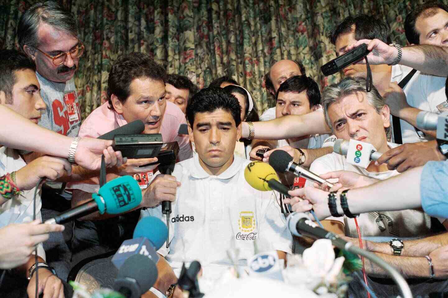 Diego Maradona rodeado de periodistas durante la conferencia de prensa sobre el doping en el Mundial '94