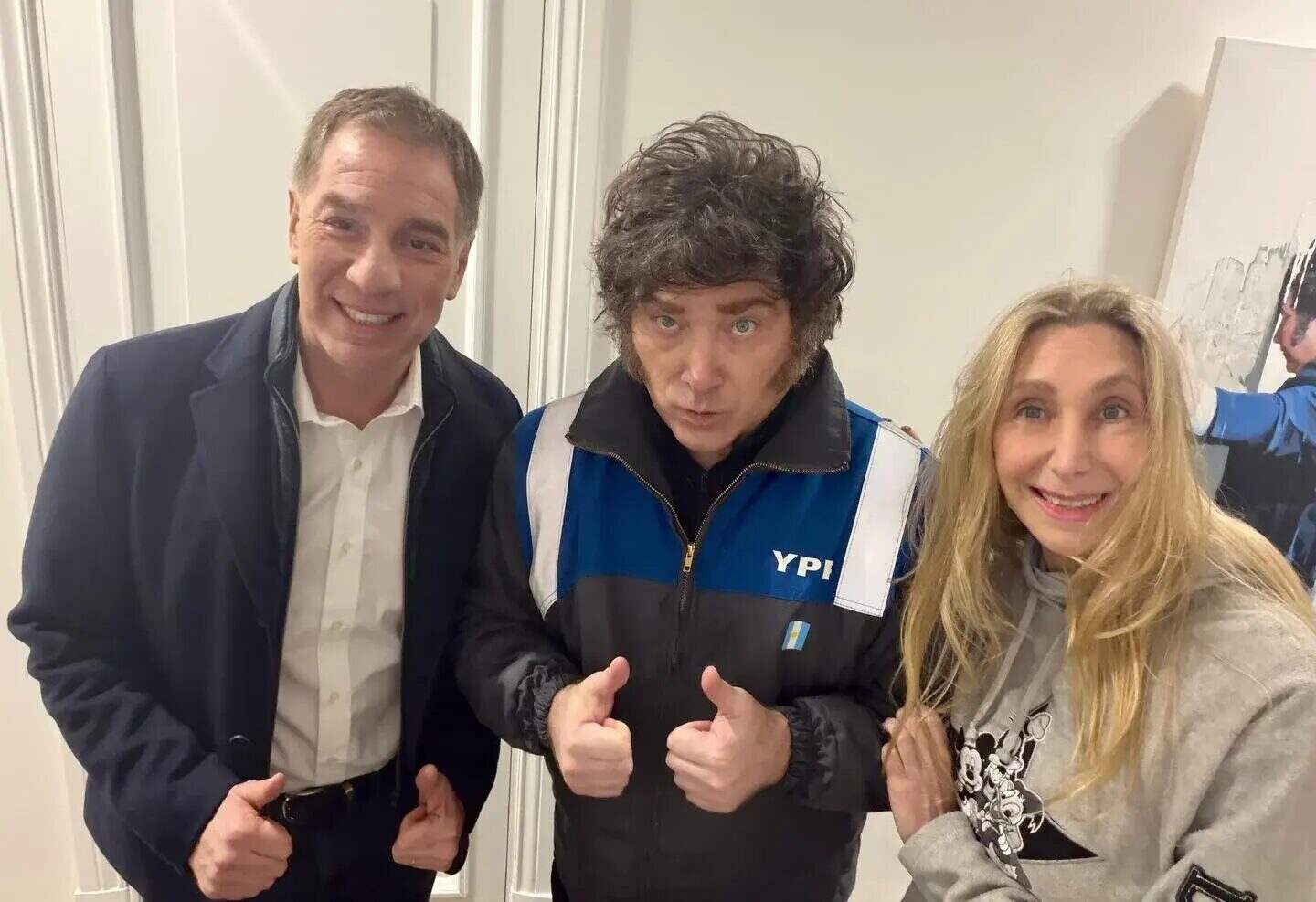 Diego Santilli, Javier Milei y una mujer sonriente posando juntos con pulgares arriba