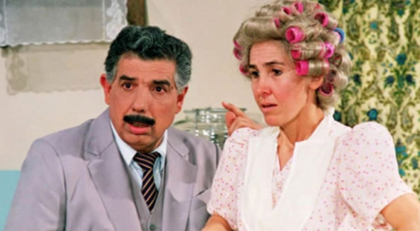 Rubén Aguirre como el Profesor Jirafales junto a Doña Florinda en una escena de 'El Chavo del 8'