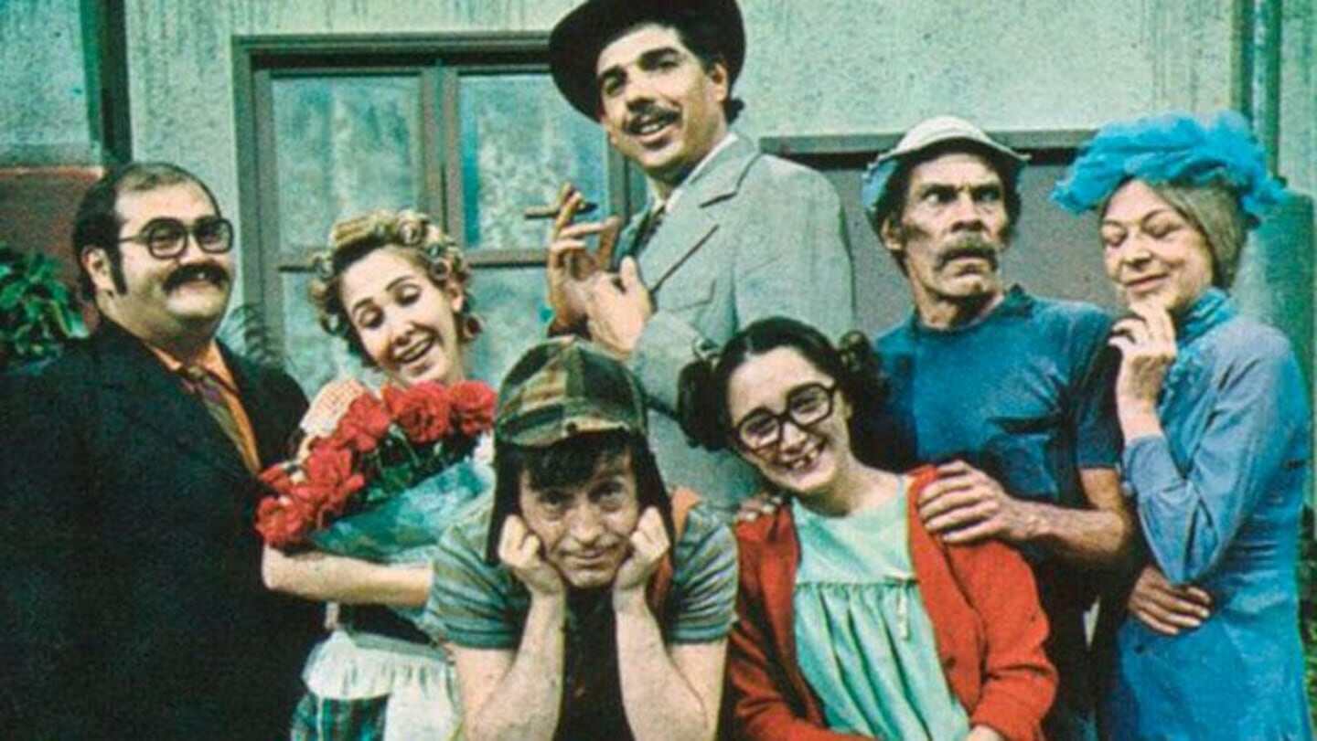 El elenco de 'El Chavo del 8' reunido en una escena icónica de la serie