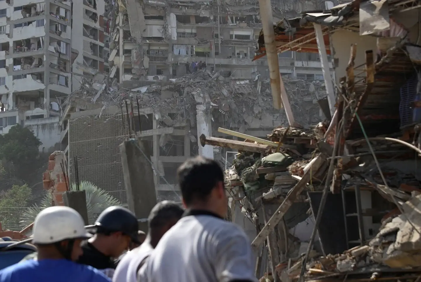 Edificios colapsados tras un sismo en Venezuela con personas en primer plano