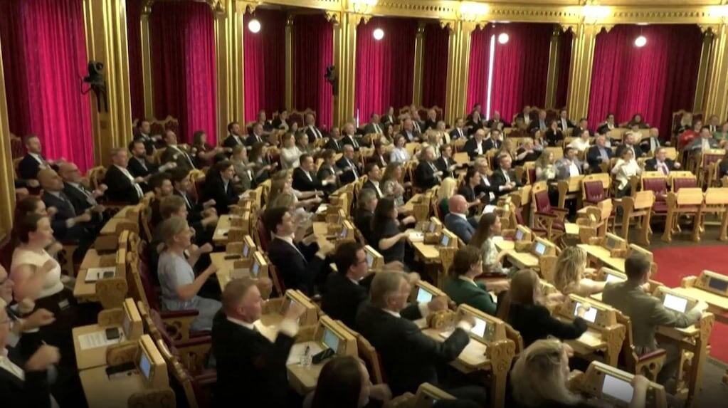 Diputados noruegos haciendo remada vikinga en el Parlamento