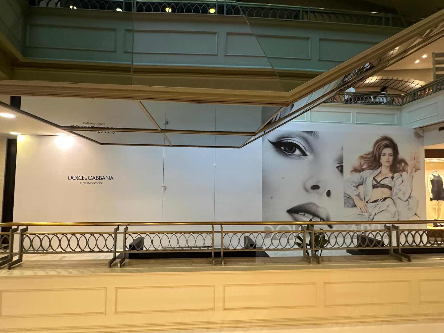 Mural de Dolce & Gabbana en la inauguración de su tienda en Patio Bullrich, Argentina