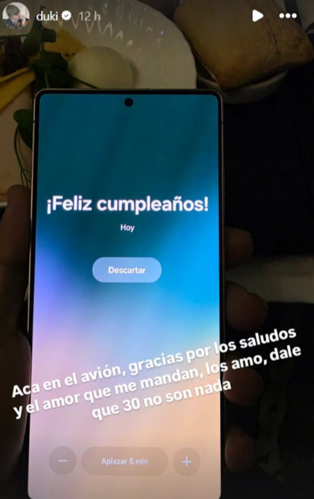 Duki celebra su cumpleaños en un avión con un mensaje de agradecimiento en su teléfono