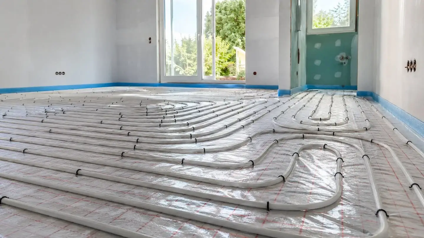 Sistema de calefacción por aerotermia instalado en el suelo de una vivienda