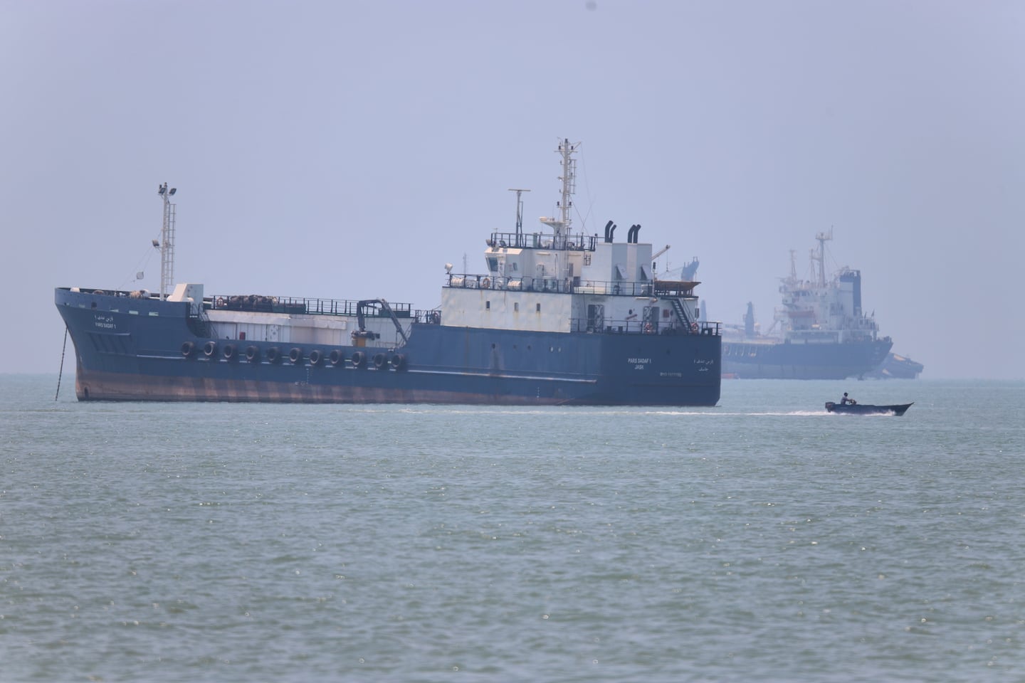 Barcos en el estrecho de Ormuz, símbolo de la tensión marítima entre EE.UU. e Irán