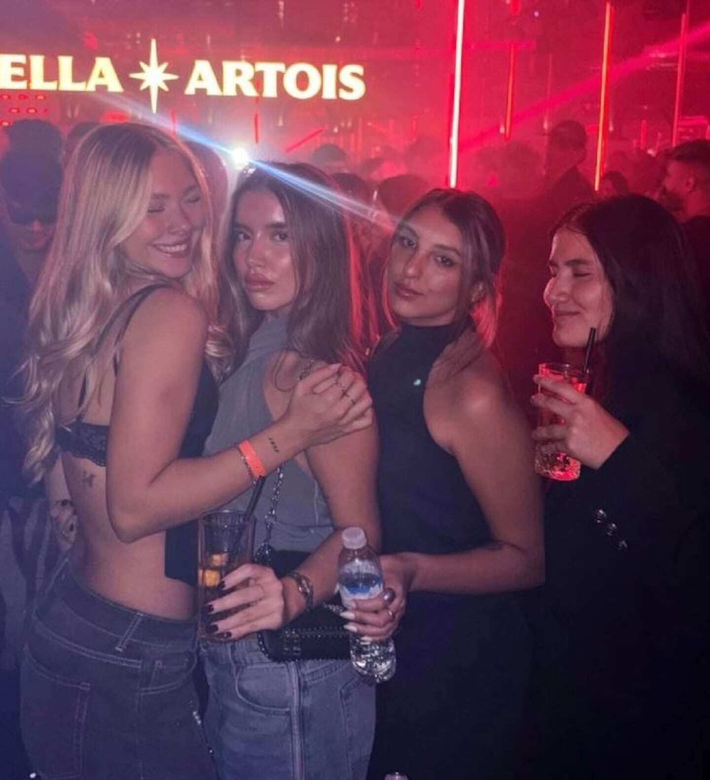 Ekaterina Ojeda y sus amigas en un boliche con luces rojas