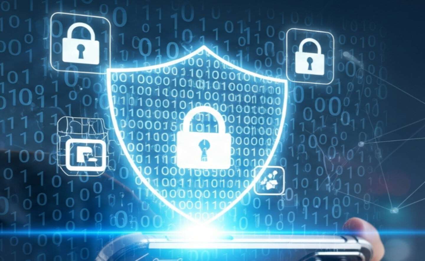 Ilustración de un escudo de seguridad digital con candados y código binario, simbolizando la protección contra fraudes financieros