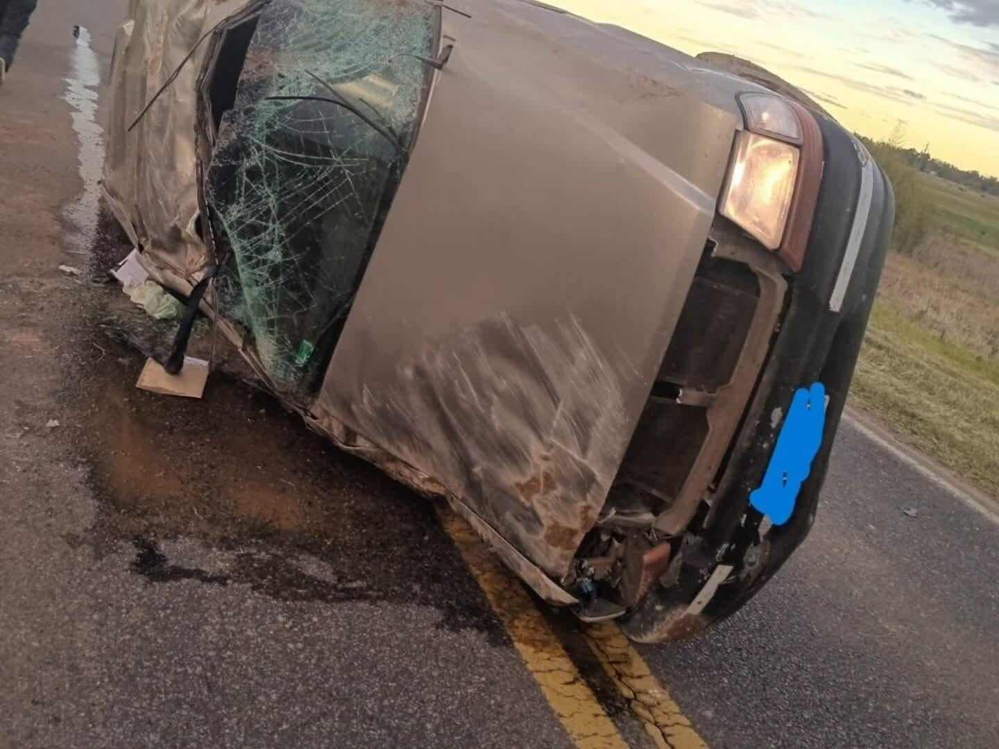 Camioneta Ford Ranger volcada en la Ruta 5 tras un accidente en Mercedes