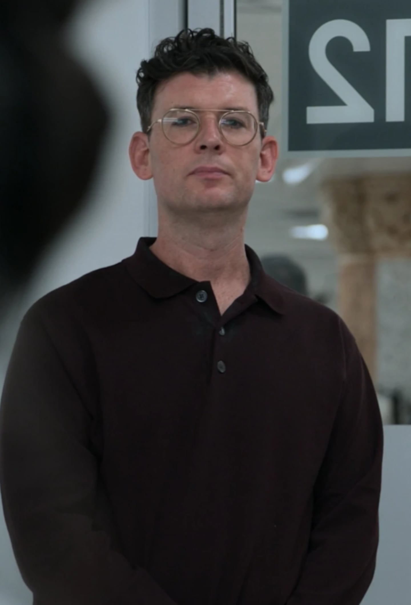 Moshe Kasher en una escena de 'The Pitt', luciendo serio y reflexivo